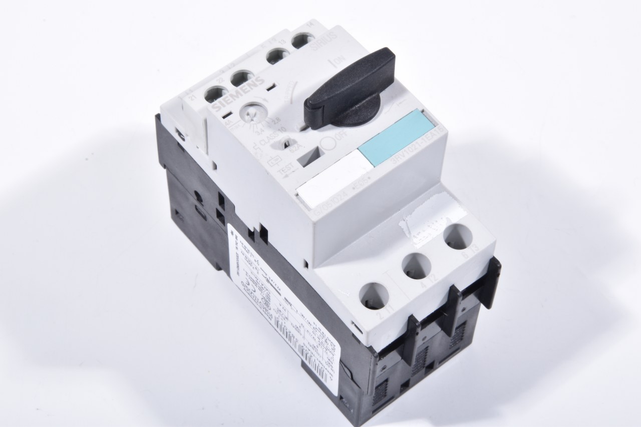 New In Box 3RV1 021-1EA15 Siemens Circuit Protection Breaker 3RV1021-1EA15 